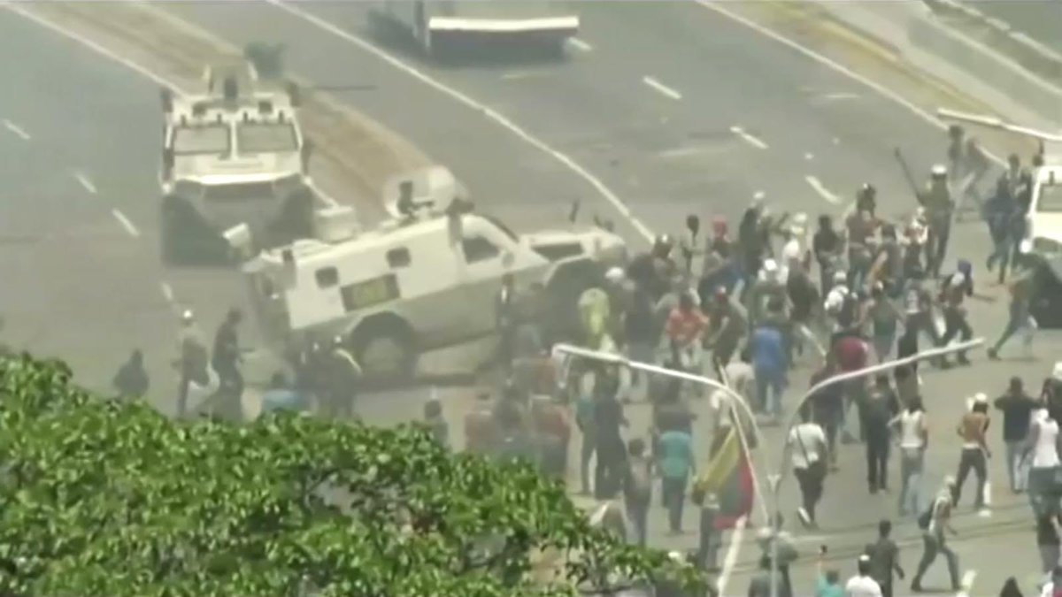 -The dictatorship in Venezuela uses tanks to kill protesters .