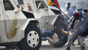 -The dictatorship in Venezuela uses tanks to kill protesters .