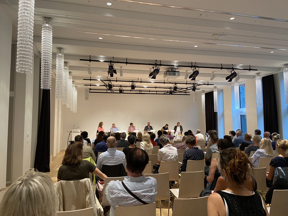 Alte Anatomie - Forum für Medizin & Gesellschaft (@alteanatomie) on Twitter photo „Wir beschäftigen uns auf der Intensivstation mit der Frage, ob das was wir noch erreichen können vereinbar ist, mit der Lebensqualität welche sich der Patient oder die Patientin vorstellt.“ sagt Dr. med. Roland Kunz im Podium @paulusakademie @StadtspitalWaid <a href="/nina_streeck/">Nina Streeck</a> „Wir beschäftigen uns auf der Intensivstation mit der Frage, ob das was wir noch erreichen können vereinbar ist, mit der Lebensqualität welche sich der Patient oder die Patientin vorstellt.“ sagt Dr. med. Roland Kunz im Podium @paulusakademie @StadtspitalWaid <a href="/nina_streeck/">Nina Streeck</a>