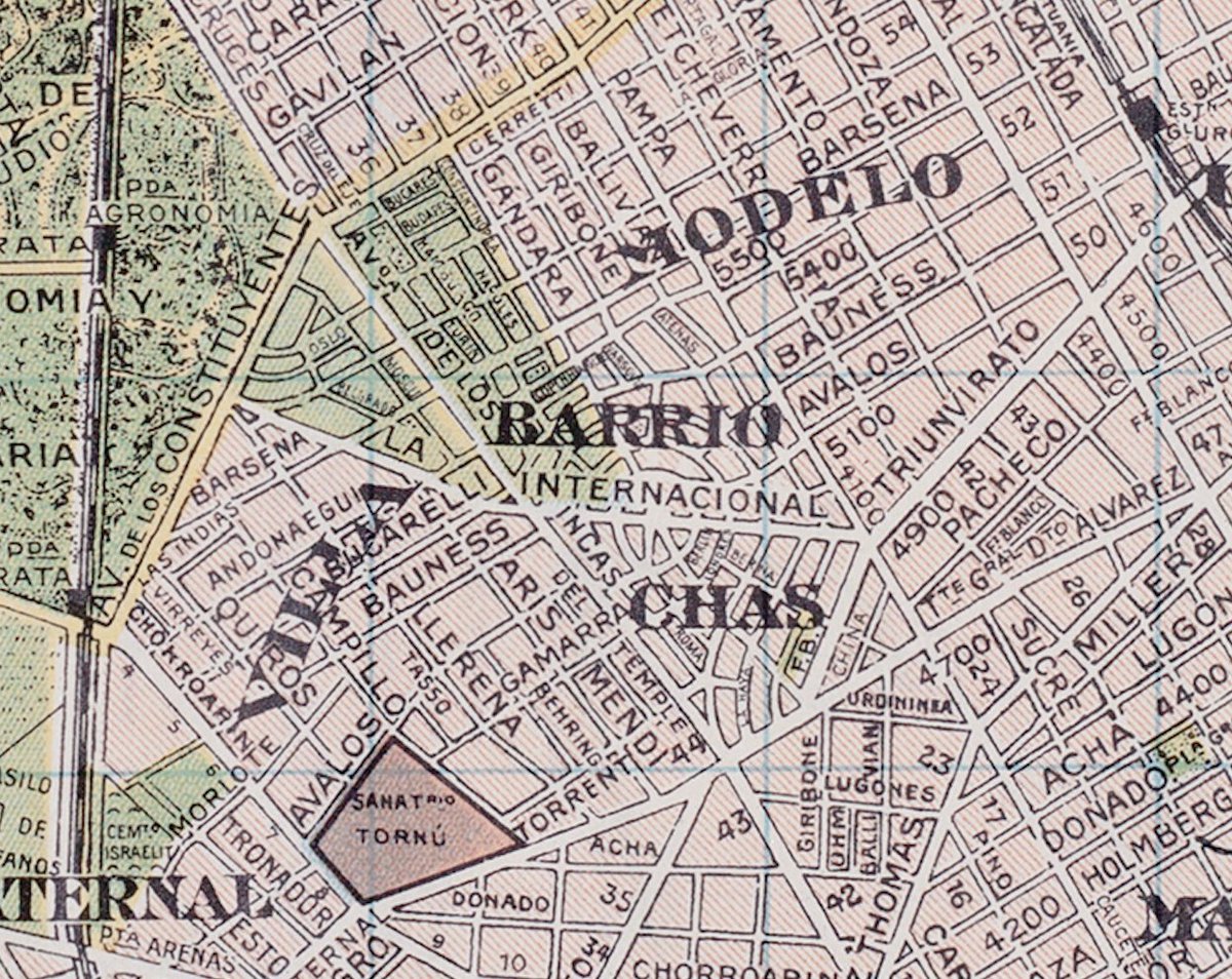 La que nunca volvió es la Avenida La Internacional, nombrada junto al resto de las calles de Parque Chas en 1933. Todas homenajean a ciudades europeas, varias vinculadas al socialismo. En 1942 una "Comisión Interventora de Vecinos" designados a dedo la renombró Gral. Victorica.