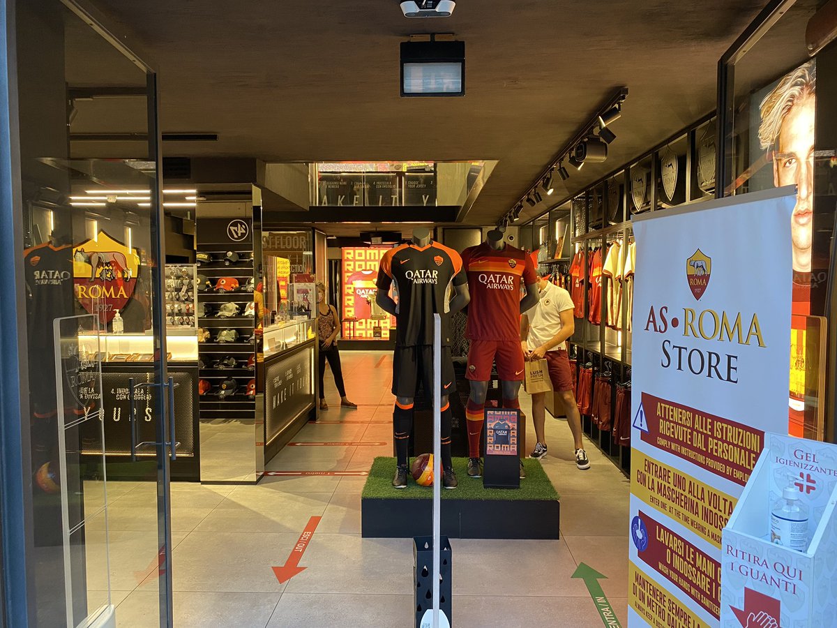 R_Rabal's tweet photo. #ASRomaStore piazza Colonna ! @ASRomaFRA 🐺⚡️ https://t.co/tqJUvMy7Pz