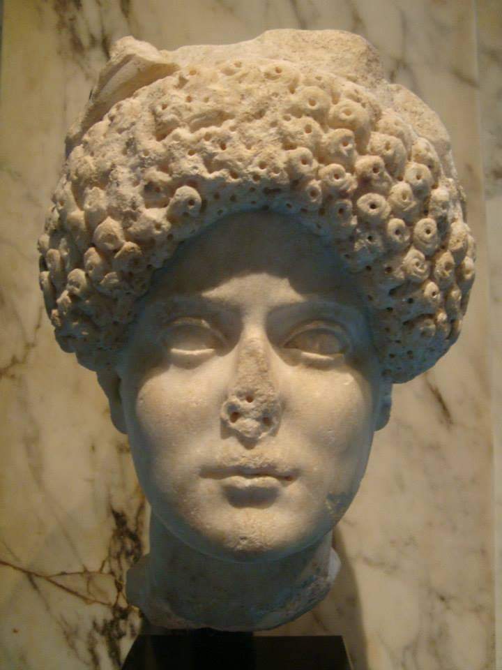 SokolowskiLuk's tweet photo. The remarkable head of #DomitiaLongina from Medelhavnsmuseet in Stockholm.
#FlavianHairstyles
#RomanPortrait https://t.co/UUzJZuIMCs