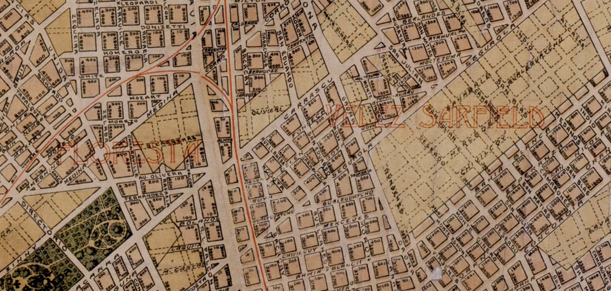 Vélez surgió en Floresta y por eso se llama así: otro caso en que compitieron dos nombres. De hecho, la estación de tren pasó de llamarse Floresta a Vélez Sársfield en 1888 y de nuevo Floresta en 1944. Montero Ruiz terminó de enterrar aquel nombre y hoy su club está en Liniers.