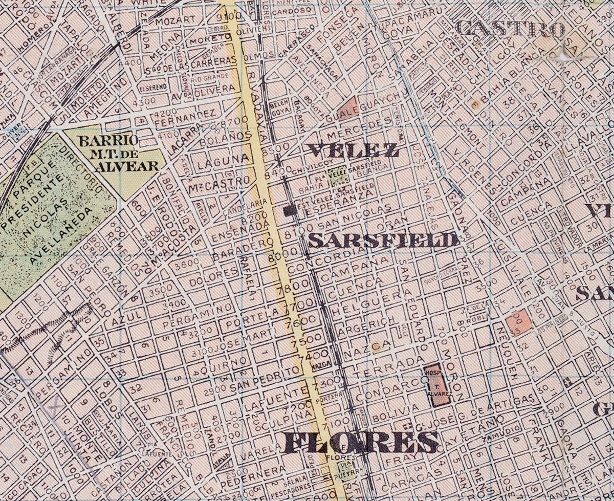 Vélez surgió en Floresta y por eso se llama así: otro caso en que compitieron dos nombres. De hecho, la estación de tren pasó de llamarse Floresta a Vélez Sársfield en 1888 y de nuevo Floresta en 1944. Montero Ruiz terminó de enterrar aquel nombre y hoy su club está en Liniers.