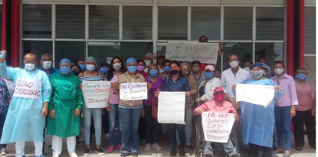 BolivarRedes's tweet photo. Se detectan múltiples protestas en el estado Bolívar a causa de la grave situación que atraviesa el estado. En la foto el personal de salud y pasientes de Pijiguaos protestan nuevamente Por eso  este 6D #YoSiVoto #EstoTieneSolucíon @juanbarretoc @claudioefermin @RafaelCarias7 https://t.co/vMqRBMwnaT