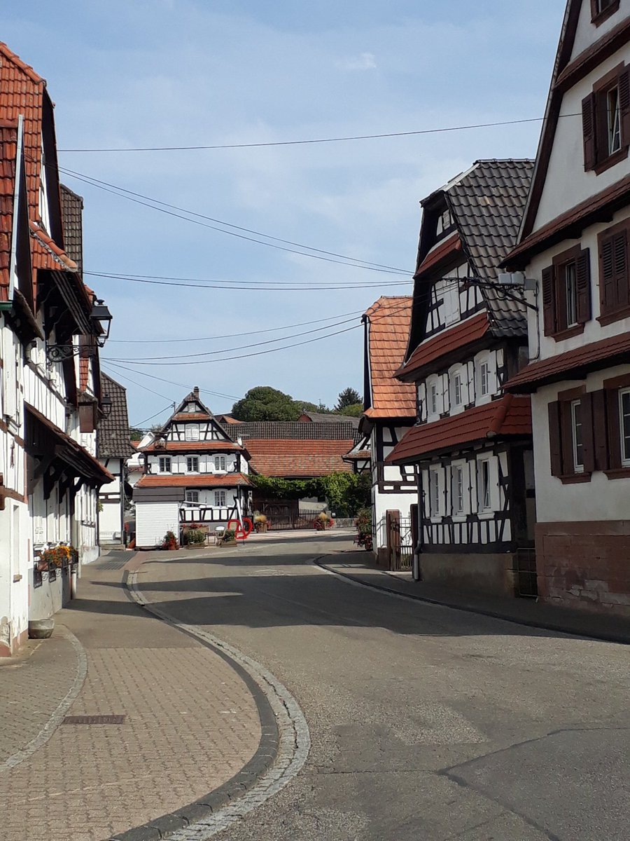 bernardreimer's tweet photo. Op weg naar Fort Schoenenbourg hebben we een stop in Hunspach. Volgens de gidsen 'één van de mooiste dorpen in Frankrijk.' Zelfs de brievenbussen zijn hier opgetrokken uit vakwerk! https://t.co/bsIAWo3KXB