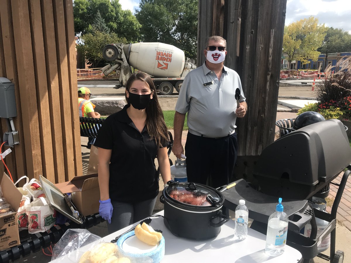 LakeCentralBank's tweet photo. We had a blast grilling and serving lunch to the hard working men and women working on the Hwy 24 project through downtown Annandale. So grateful for their efforts in helping Main Street become the place to be! 🚜🚧 #CommunityImpactMonth #BanksBuildMN @MinnBankers @ABABankers https://t.co/3ZRmEB3X6P