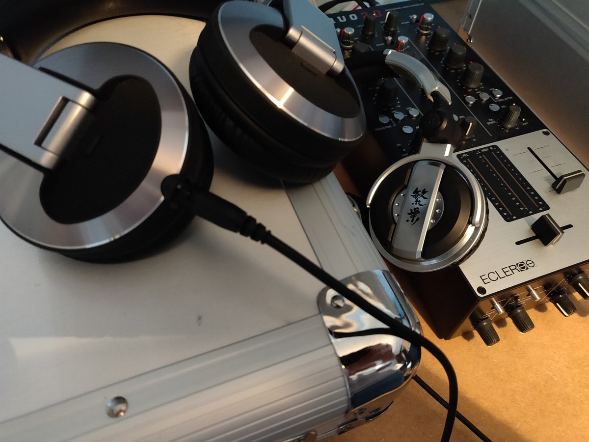 Roex_1987's tweet photo. Happy to have received an HDJ-X10 (Silver) over a pair of HDJ-S7. A more premium replacement for my Akiyama headphones, curtosy of @PioneerDJglobal #PioneerDJTour https://t.co/li75HXONHw