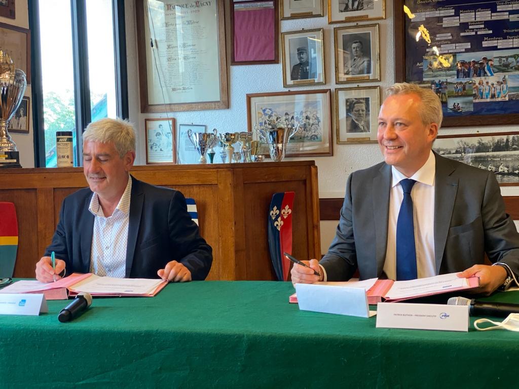 jpm_lagny's tweet photo. La méthanisation avance grâce au SIAM. Voici la signature entre la @GroupeSaur et le SIAM représentés ici par  @JAC_DELPORTE et @PBlethon https://t.co/VZ2CFpaGkB