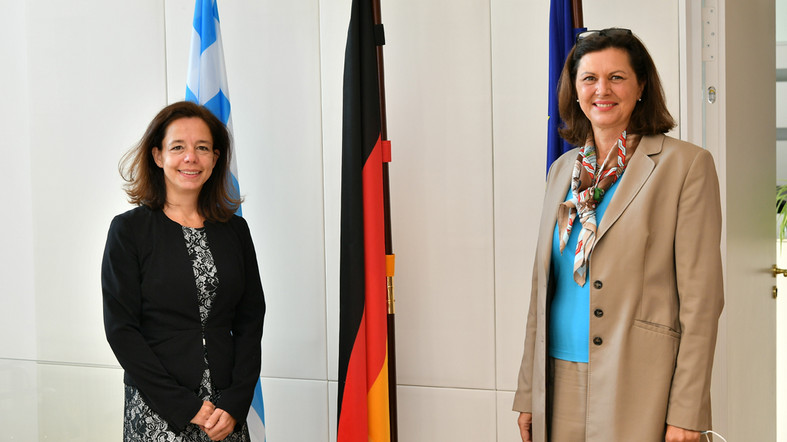 EValentin_QC's tweet image. ⚜️Première rencontre très fructueuse aujourd'hui avec la Présidente du Landtag @IlseAigner. Au plaisir de travailler ensemble sur plusieurs priorités communes de nos gouv. #IntelligenceArtificielle #Hydrogène #MobilitéDurable
👉 bit.ly/3kIJLoX