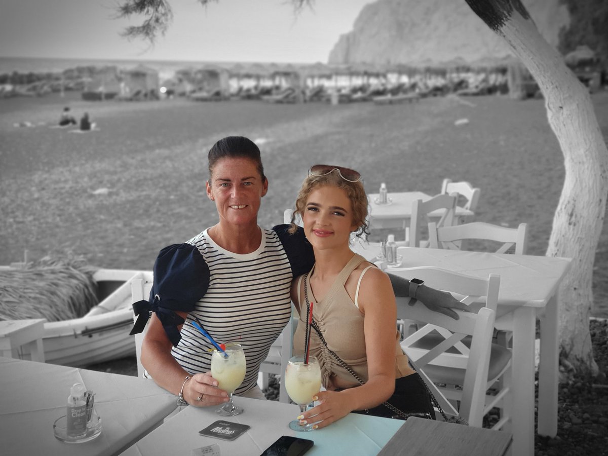 aly_bates's tweet photo. #santorini  #greece 🇬🇷 #motheranddaughter #family 💕❤ https://t.co/Mb9B69SsxL