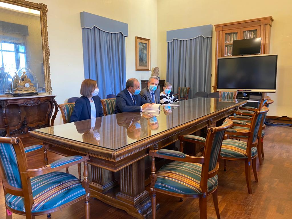 Viminale's tweet image. Firmata intesa tra #Viminale e Comunità di Sant&apos;Egidio per organizzare un corridoio umanitario da #Lesbo. Sulle 300 persone coinvolte, sarà data priorità a famiglie, fasce vulnerabili e minori non accompagnati.
#22settembre
#asilo
@santegidionews

📰➡️interno.gov.it/it/node/21769