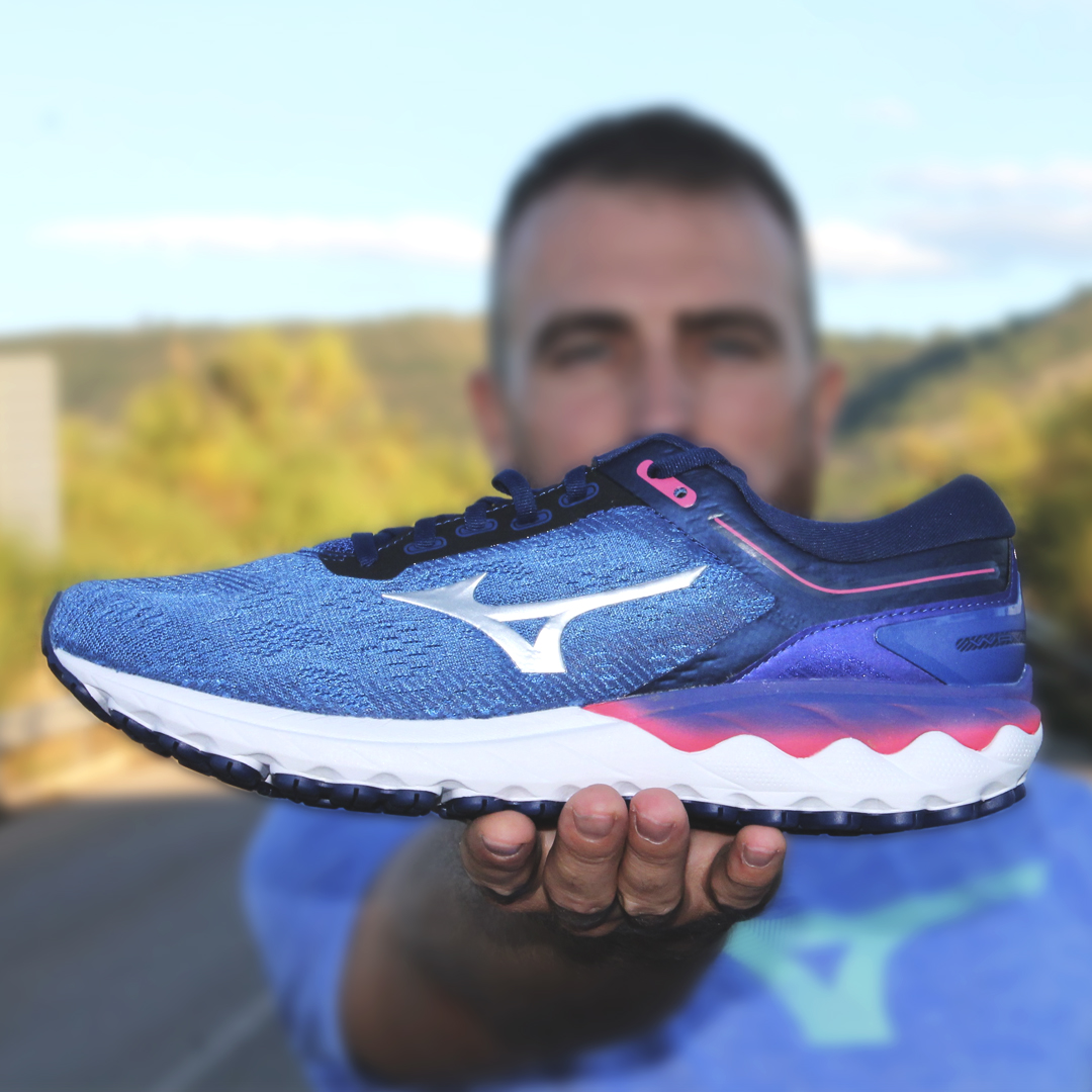 ¿Por qué correr cuando puedes flotar? La Wave Skyrise combina las tecnologías Mizuno Foam Wave y XPOP para ofrecerte máxima comodidad, reactividad y amortiguación en cualquier distancia💯
#Mizuno #Running #MizunoRunning #WaveSkyrise https://t.co/mzyimYv4Oc