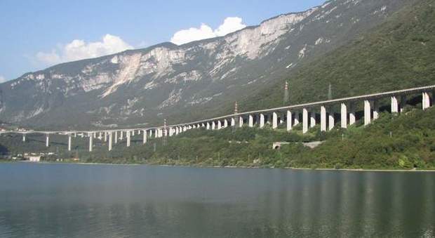8/ Things like that long viaduct in the Alps, designed in the 1980s and built in the 1990s would never be built today and considered to have too a strong impact on the landscape. It would be mostly tunneled. In NA, I bet, it would be made with large embankments and cuttings