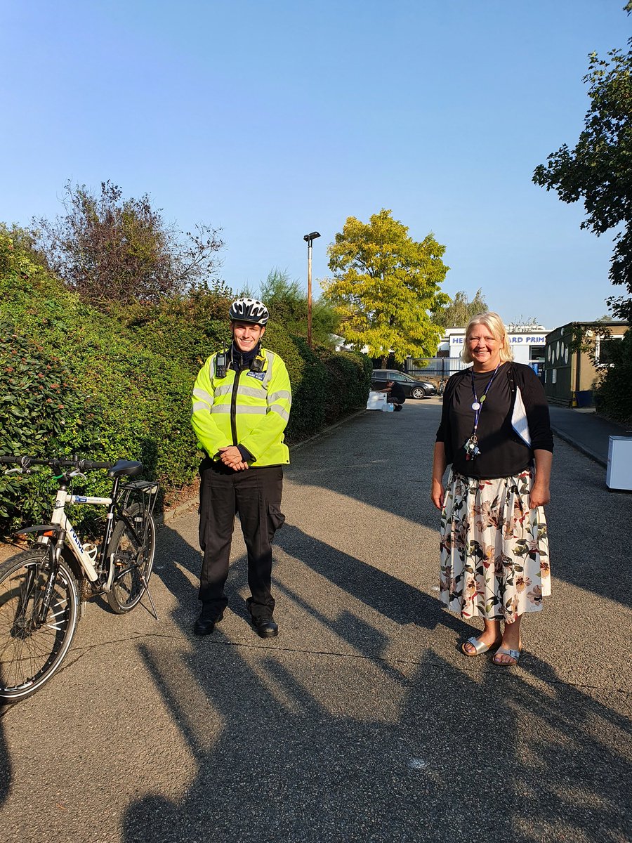 HenryMaynardE17's tweet photo. Great to have PC Callam @MPSHoeStreet and the support of our #saferneighbourhood team at #maynardroad this morning having a look at our social distancing when dropping off! Keep up the good work #heroparents #teammaynard https://t.co/26C2CT2JlM