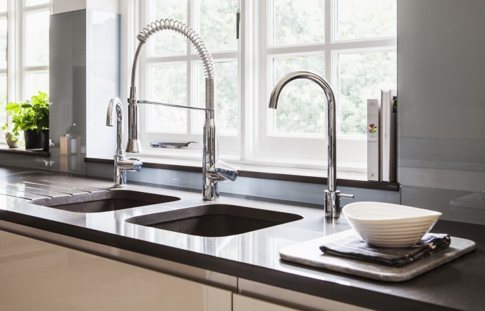 KitchenStoreGrp's tweet image. This high gloss cashmere kitchen is another of our projects! 

It’s a J groove handleless design with Corian and quartz worktops to create a warm, modern look.

See more of our projects online here: thekitchenstore.co.uk/our-work/our-k…