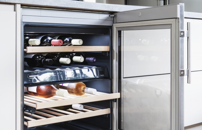 KitchenStoreGrp's tweet image. This high gloss cashmere kitchen is another of our projects! 

It’s a J groove handleless design with Corian and quartz worktops to create a warm, modern look.

See more of our projects online here: thekitchenstore.co.uk/our-work/our-k…