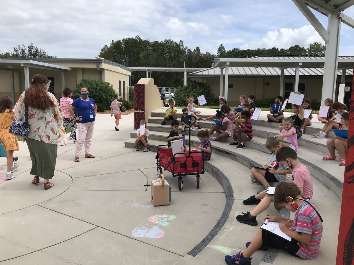 5th graders passing by and complimenting our 1st grade artists! 😍<a href="/SandersSMES/">Sanders Mem Elementary, Pasco's 1st STEAM Magnet</a>