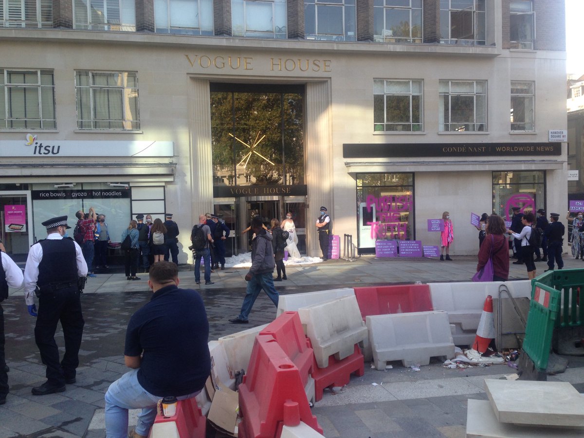 thothenger's tweet photo. #xrebellion #vogue #London https://t.co/JTMamVhZtr