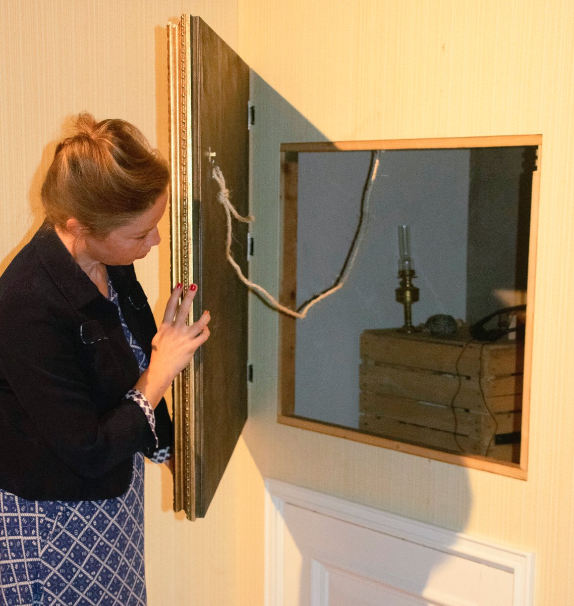 "Wees stil, niemand mag je horen." Ontdek dappere en indringende verhalen in de tentoonstelling: Schuilen - onderduik in #Culemborg '40-'45. Zoek drie nagebouwde schuilplaatsen en ga er binnen, ervaar onderduik dilemma's met het evacuatiespel.  weeshuismuseum.nl/schuilen