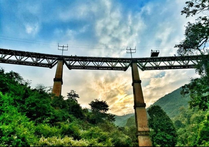 The longest tunnel is 520 meter long. *Throughout the hill region of this line patrolling staffs of Indian Railway give clearance to all passing by trains as they continuously monitor the track for any landslide, tree falling or any other type of damages. 7/n