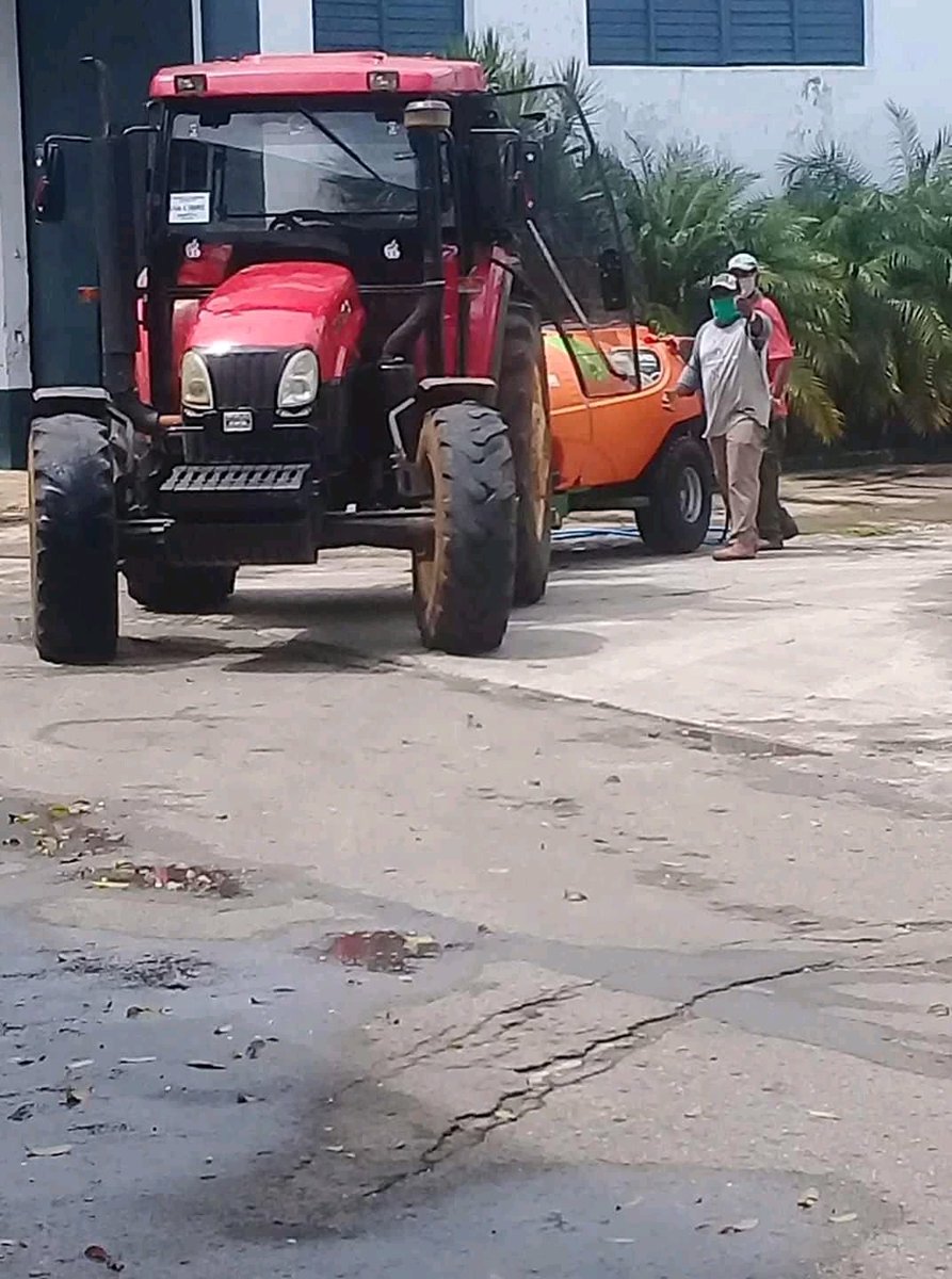 Realiza el recinto Ferial de Rancho <a href="/Boyeros/">hector reyes</a> higienización de sus calles con agua clorada como parte de las medidas que se adoptan orientadas por qel Consejo de Defensa Municipal. 
<a href="/IBoyeros/">Intend.boyeros</a> ,<a href="/MiguelH29348559/">Miguel Herrera</a> 
<a href="/YanetHzP/">Yanet Hernández Pérez</a>