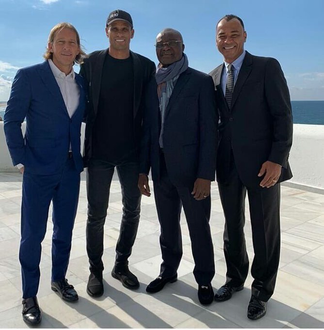 Roger Milla bersama Rivaldo, Cafu