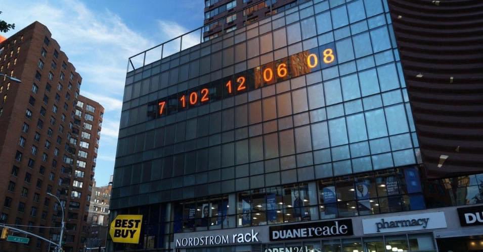 CerebrosG's tweet photo. Este es el reloj climático de New York, muestra cuánto tiempo le queda al mundo para detener los efectos del cambio climático. 

Si no detenemos esto ahora que podemos, en unos años no habrá marcha atrás.

La Tierra tiene una fecha límite. https://t.co/Nn8nxhhneu