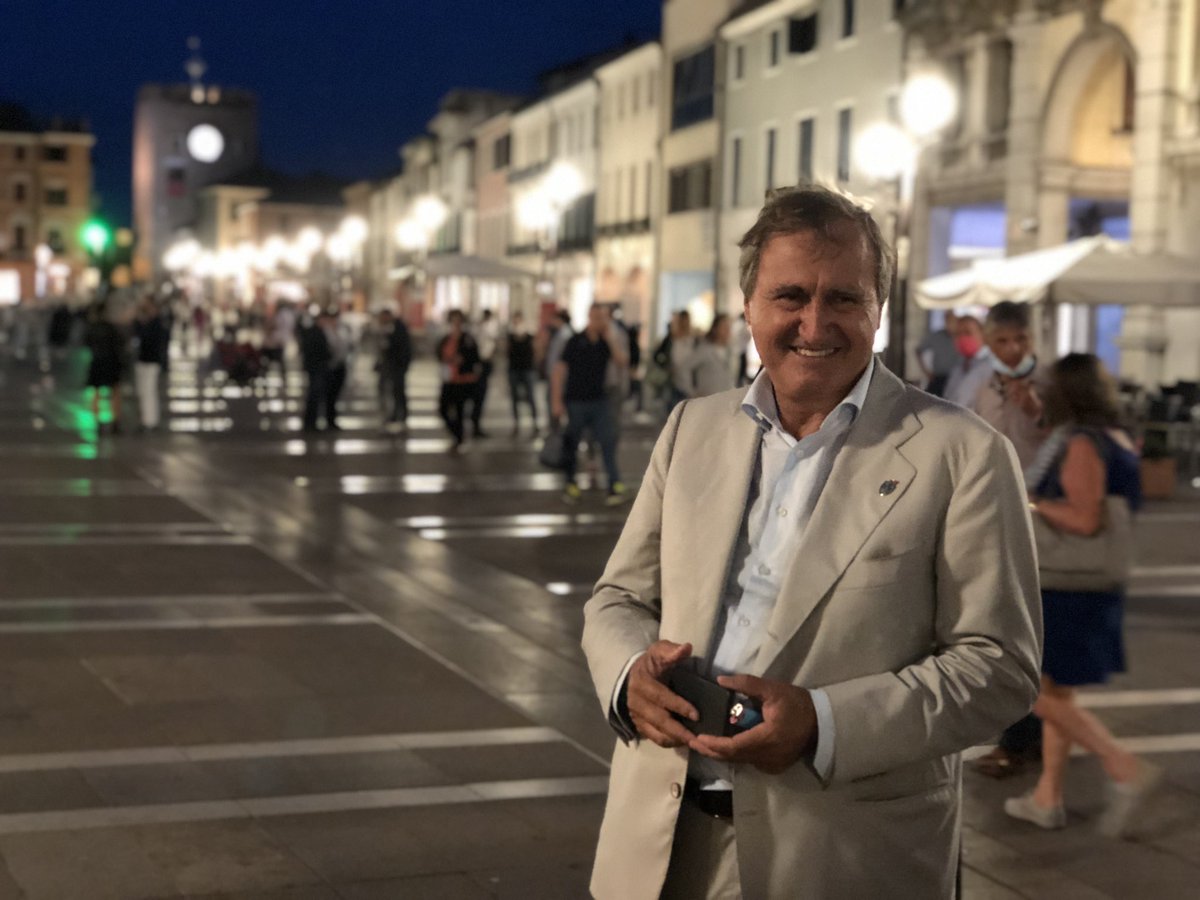 LuigiBrugnaro's tweet photo. Continuerò a lavorare e amministrare per tutti, come ho sempre fatto.  
Grazie alle persone che mi hanno sostenuto. 
#Venezia è libera, democratica e forte.
Un grande risultato di squadra ❤️ https://t.co/SjQb3nBWpk