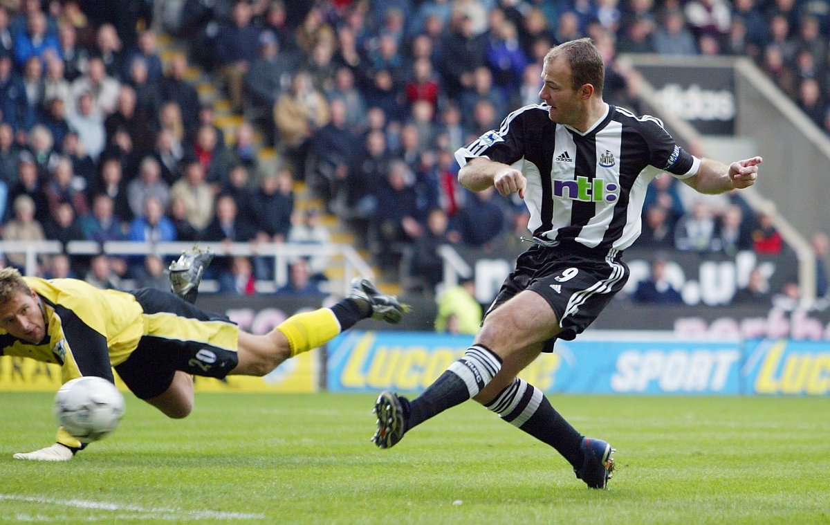 Es el máximo goleador histórico de la Premier League con 260 goles en 441 partidos. 112 los hizo con la camiseta del Blackburn y 148 con la del Newcastle.