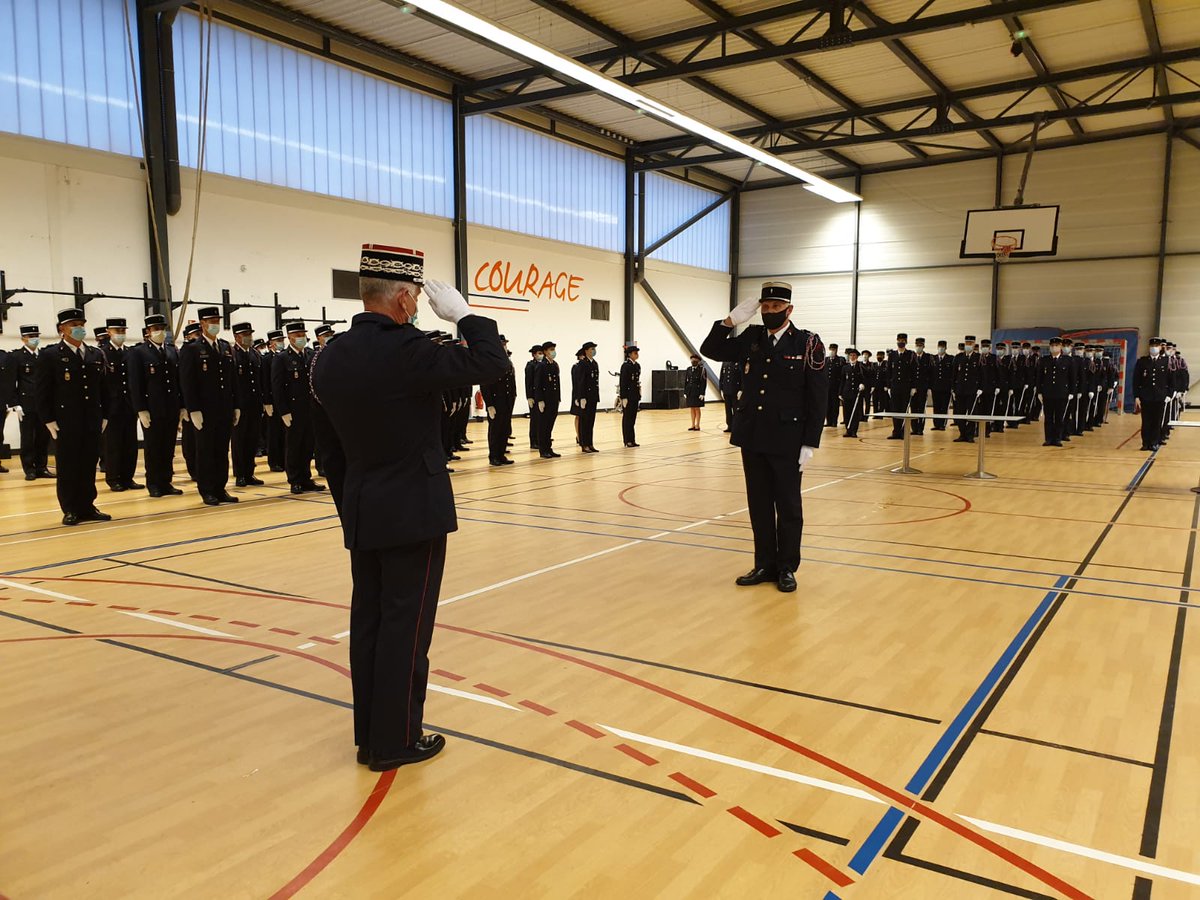 ENSOSP's tweet photo. 🇪🇺🇫🇷#Cérémonie de remise des sabres marquant la fin de #formation de la #FILT99, promotion "Jacques Chirac".
Les 49 officiers sont désormais aptes à occuper les fonctions de chef de groupe au sein de leur #SIS d'affection 💪 https://t.co/wNwEqBbfM7
