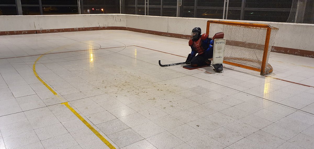 rafatrillo12's tweet photo. Gràcies @ajmollet per tindre la pista sempre adequada per a poder realitzar els entrenaments en optimes condicions! 💩 (Nótese la ironía) https://t.co/MmUGz7tf17
