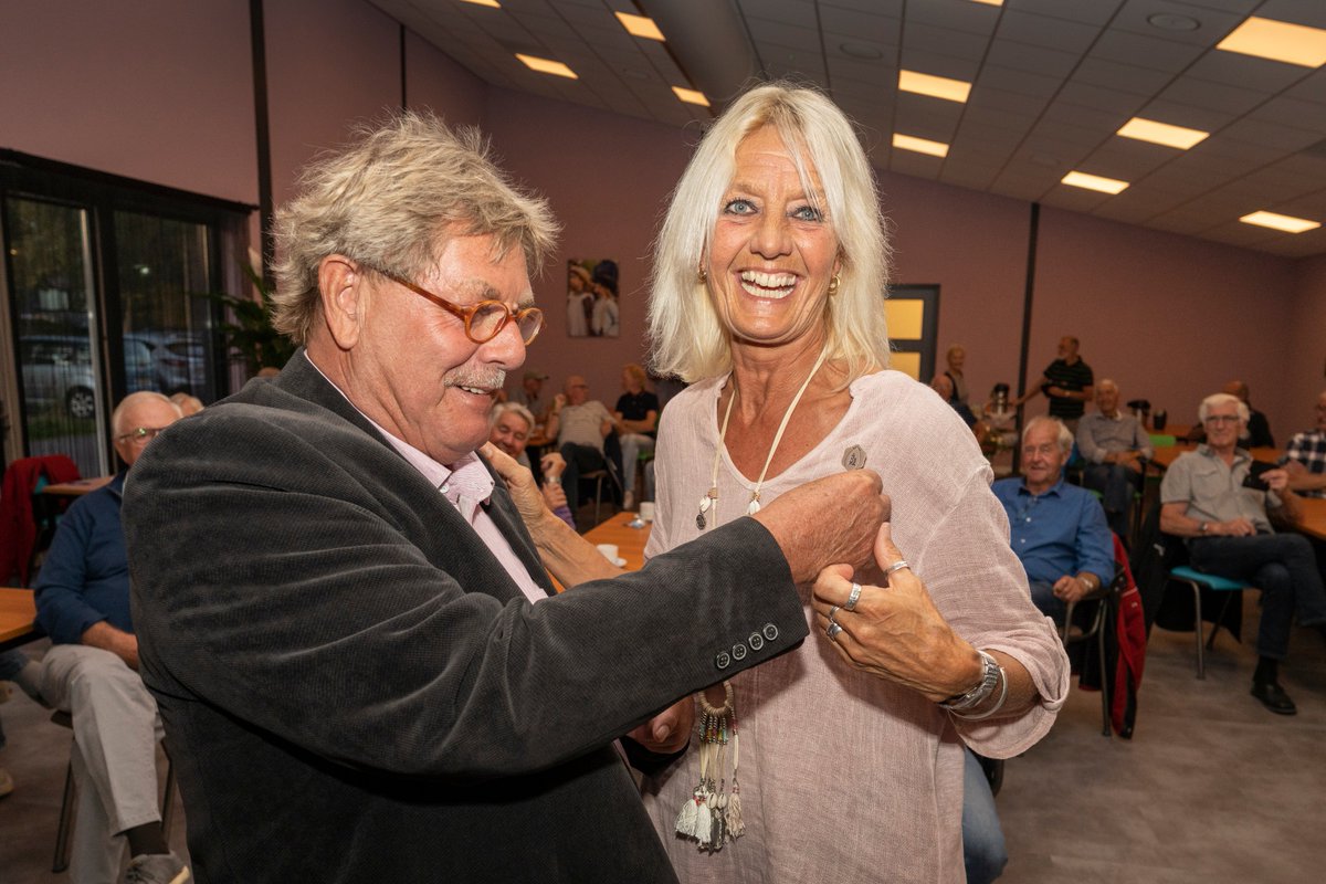 Op 22 september reikte wethouder Joke Kruit het Schager Compliment uit aan Marianne Rijnders-Manshanden. Dit gebeurde in Schagen tijdens een besloten ledenvergadering van zeemanskoor ‘Onder Zeil’, in aanwezigheid van een groot deel van de leden.