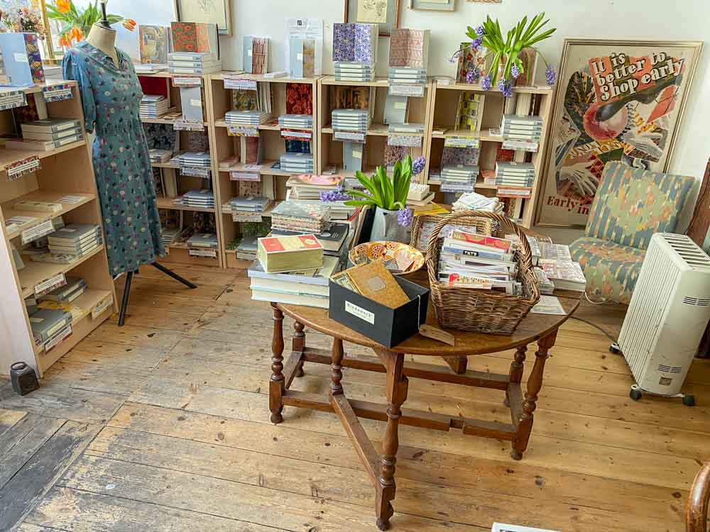 Check out this #booknerds' guide to some of the coolest bookstores in London. Find forgotten books by women, floating bookshelves, delicious cake, maps and astonishing Victorian architecture. 
Let's go browsing &gt;&gt; wayfaringviews.com/best-bookstore… 
#amreading #lovelondon