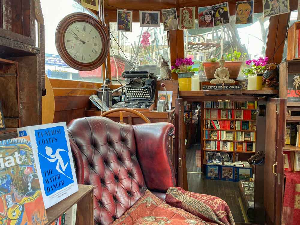 Check out this #booknerds' guide to some of the coolest bookstores in London. Find forgotten books by women, floating bookshelves, delicious cake, maps and astonishing Victorian architecture. Let's go browsing >> wayfaringviews.com/best-bookstore… #amreading #lovelondon