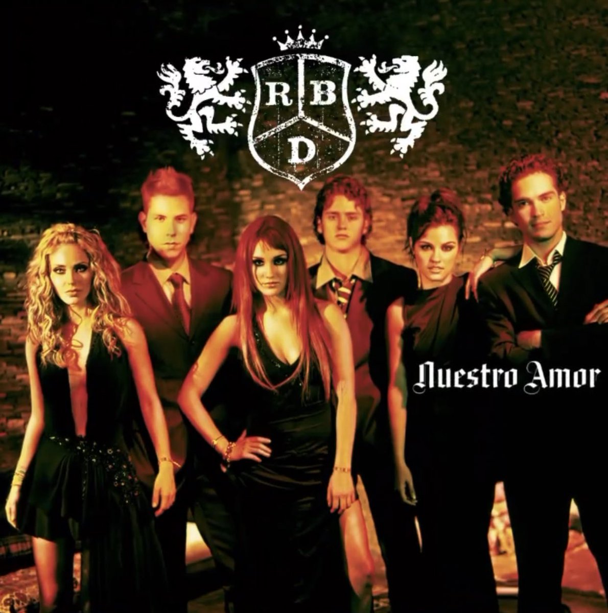 MuyVesta's tweet photo. ¡#NuestroAmor cumple hoy 15 años desde su lanzamiento! 

El segundo disco de RBD logró, en solo 7 horas, convertirse en Disco de Platino en México. 

Di la verdad, Rosa: ¿Cuál es tu tema #MuyFav? 🧚‍♀️🎙💋 https://t.co/pBcnk3oyvT