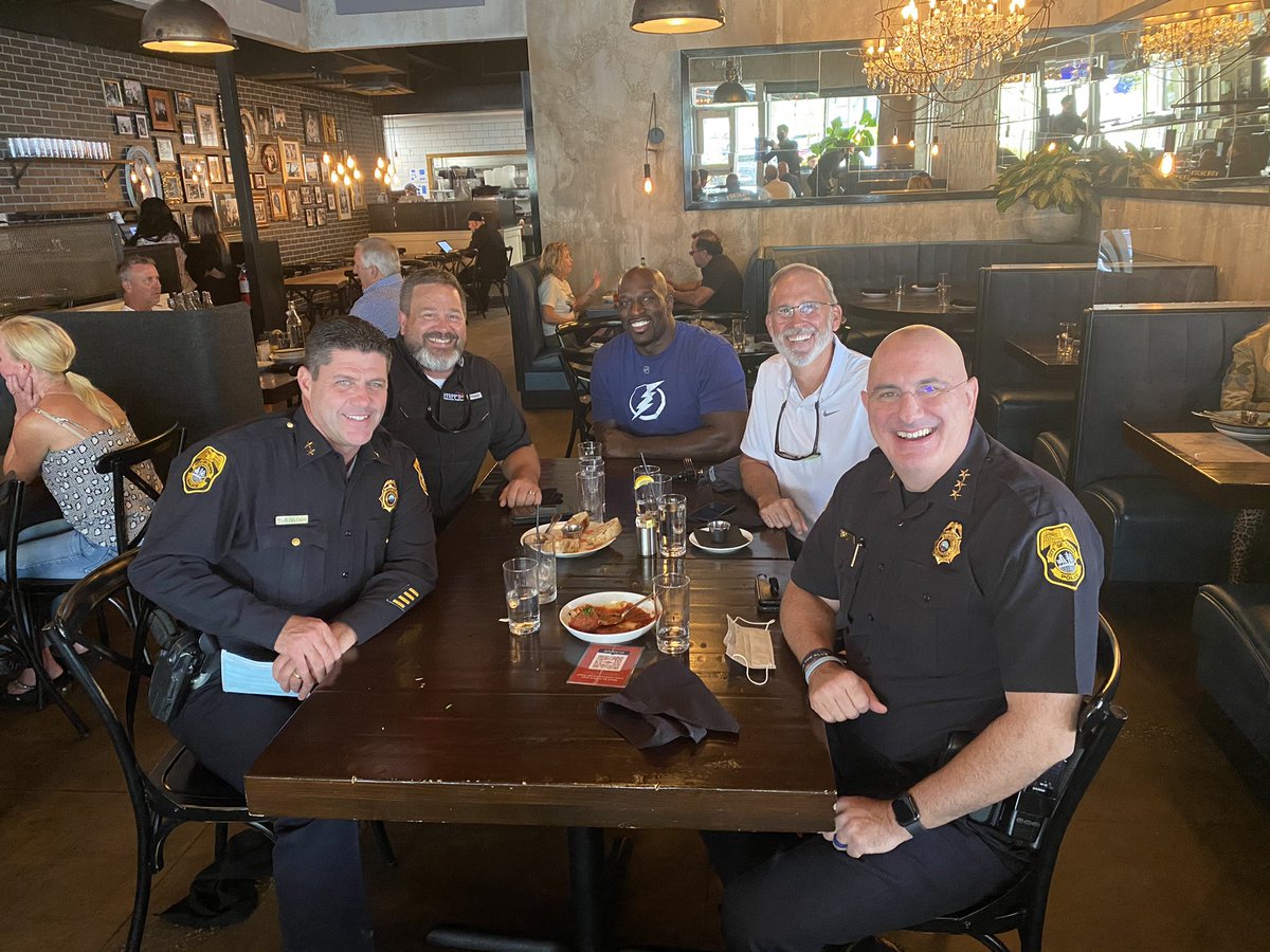 TitusONeilWWE's tweet photo. Great lunch with Great Friends 😎
@ChiefDugan @TampaPD @JeffGigante @eatforbici https://t.co/KfcRVUVn9Q