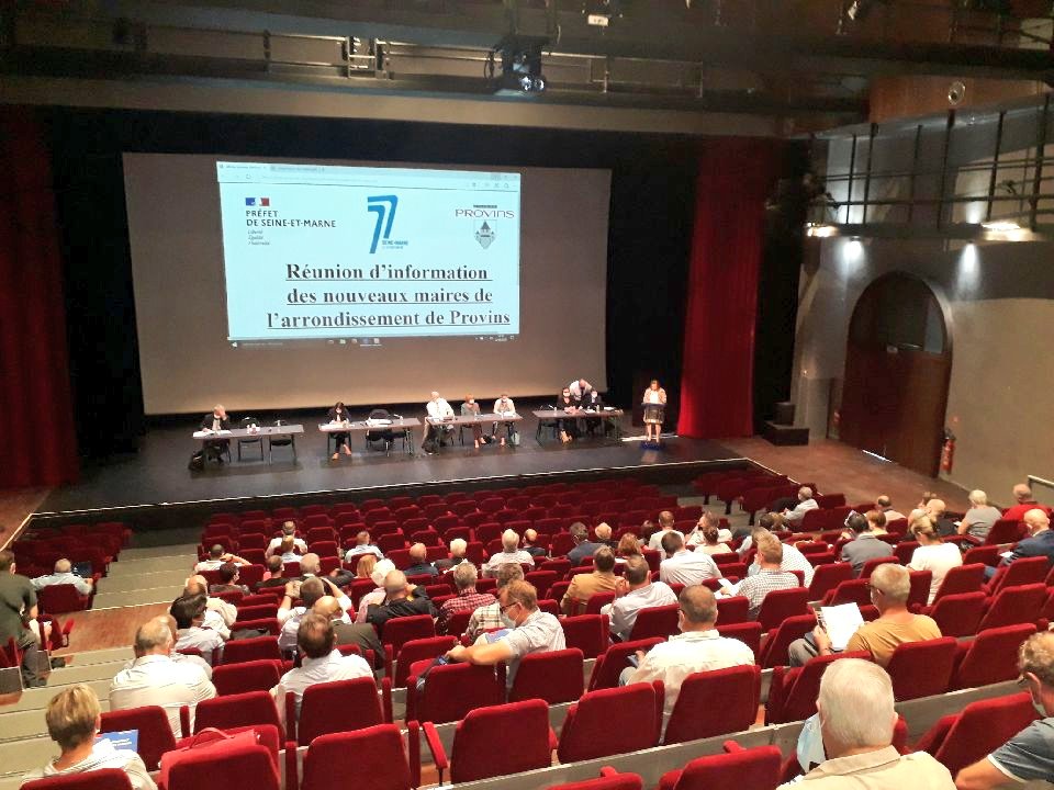 Prefet77's tweet photo. La sous-préfète Laura Reynaud a réuni les nouveaux #Maires de son arrondissent à #Provins avec les services de l'État @dgfip_officiel #DDT77 @PoliceNat77 @Sdis77 @Gendarmerie_077 @justice_gouv #DIRECCTE77 #DRIEE77 et le @Departement77 https://t.co/O8RHyz8hcI