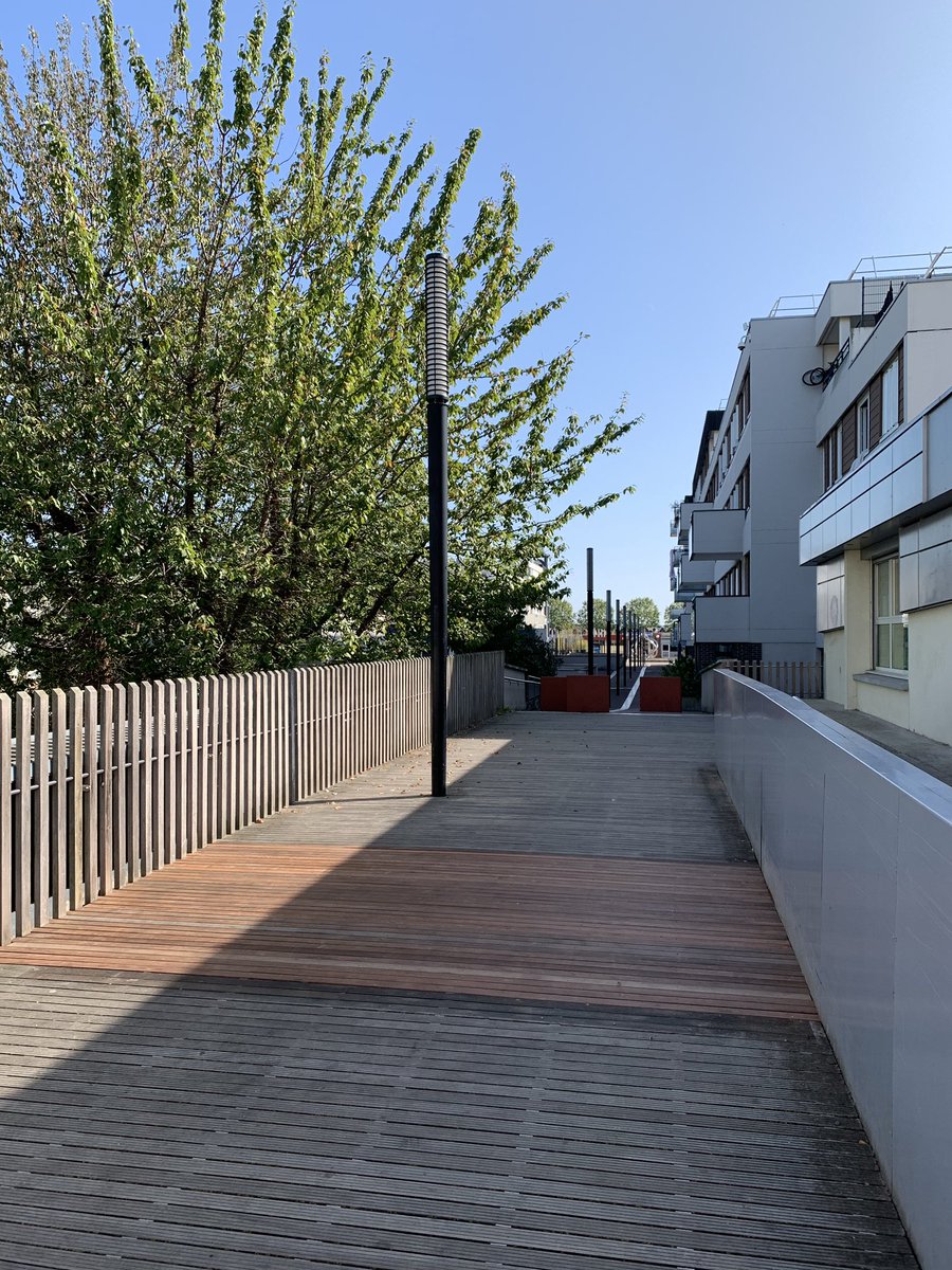 Réparation du revêtement de bois de la passerelle rue Septentrion devant le Wagon. @valdereuil_info, nos menuisiers sont des as !