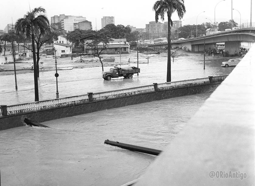 ORioAntigo's tweet photo. Rio de Janeiro, enchentes de 1966.
📁 O Globo #Foto5 https://t.co/ULPl7cOifU