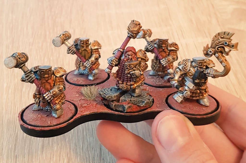 Mighty_Mouse_NZ's tweet photo. And 5 hammerers out of 20 done! As a test, I painted one of those GW 25mm movement trays for the looks. Pretty happy with it :)
#ageofsigmar #dispossessed #duardin #hammerers #paintingwarhammer #aos #WarhammerCommunity #tempestseye #citiesofsigmar https://t.co/eYTLdXuW4d
