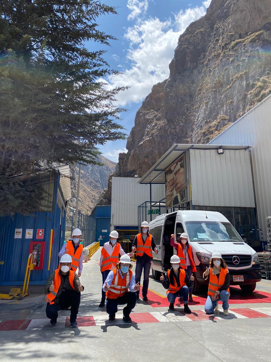 SoySergioRincon's tweet photo. Hoy visitamos al equipo de la planta de @AguaSanMateo en #Huarochirí para agradecer y reconocer, personalmente, su trabajo ininterrumpido en la cuarentena, abasteciendo de agua de manantial a todo el país 🇵🇪. Mi admiración y gratitud hacia ellos, ¡unos héroes! 💪🏼
#OrgulloBackus https://t.co/WzctMoqimE