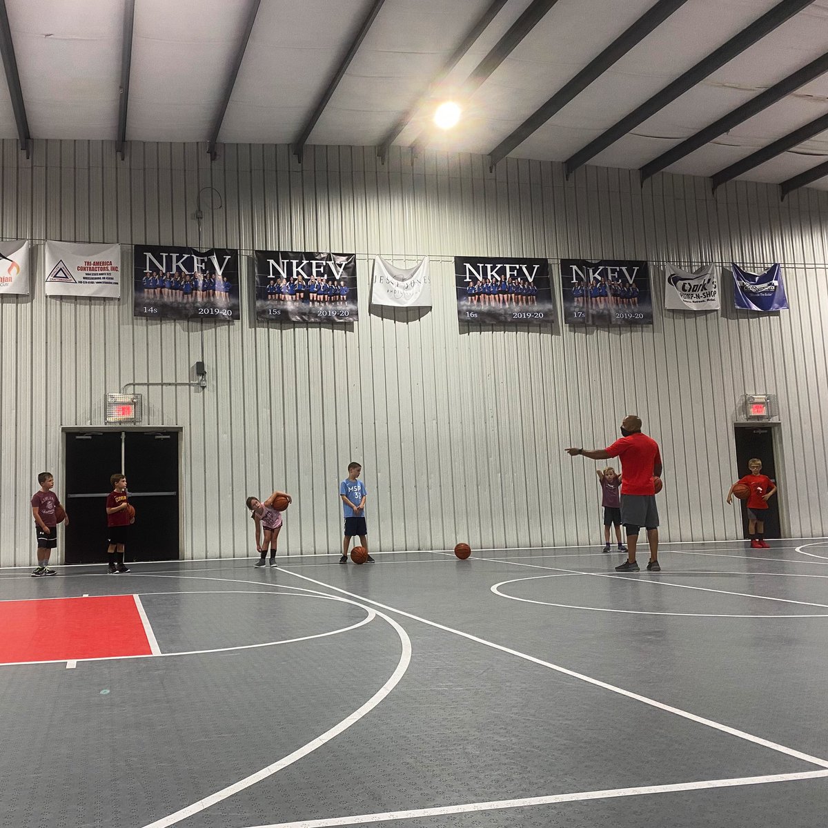 94feetelitetra1's tweet photo. Parents, basketball players on all levels if you want to improve you game then come and train with me at KCD sports complex! We are very detailed in creating drills to help improve your weaknesses, basketball IQ, and enhancing your strengths! Contact me and let’s get to work! https://t.co/DHtq4uDtqQ