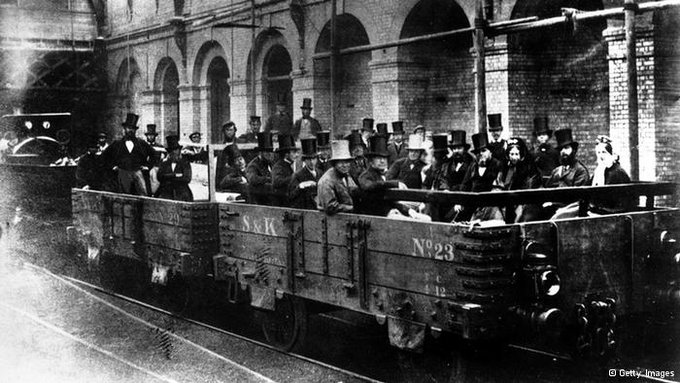 El metro de Londres entró en funcionamiento el 10 de enero de 1863. Es el sistema de transporte de este tipo más antiguo del mundo.