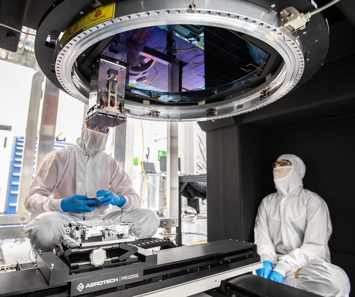 VacuumVolume's tweet photo. Sensors of world’s largest digital camera snap first 3,200-megapixel images at #SLAC! 📸🔭🌌https://t.co/ccr2HUjHde #VacuumVolume #LSST #largestcamera #VRubinObs #telescope #vacuumtech #astronomical #observatory #astronomy #universe #space #spacetech #astrophysics #SLAClab https://t.co/4diMBdUdxz