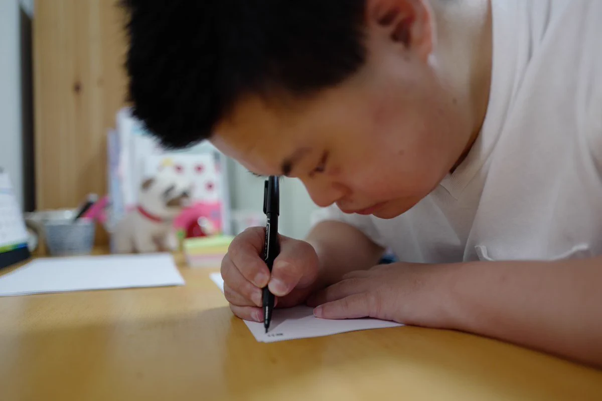 ダウン症で字が書けなかった弟。はじめて本を出版する姉のために練習して数字を書いた！