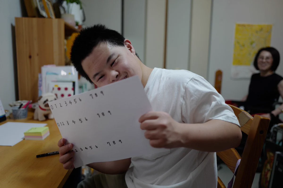 ダウン症で字が書けなかった弟。はじめて本を出版する姉のために練習して数字を書いた！