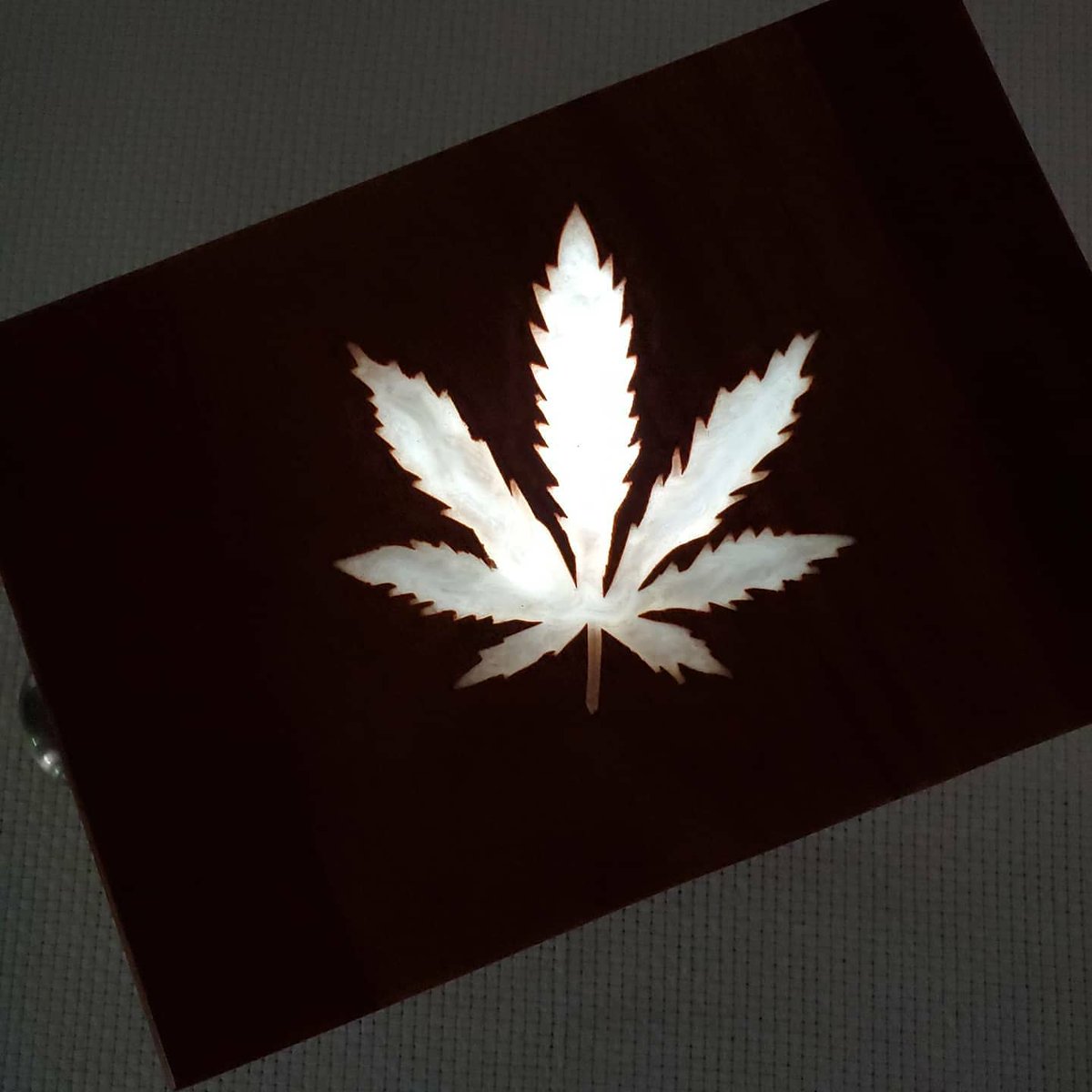 Oniixed's tweet image. Smoke leaf keeper

#woodshop #woodworking #woodworkersofinstagram #woodworker #woodart #woodworkingshop #cabinetmaker #carpenter #woodcraft #diy #maker #furnituremaker #craftsman #epoxyart #resinart #epoxy #resin  #mainewoodworker #mainelife #mainely