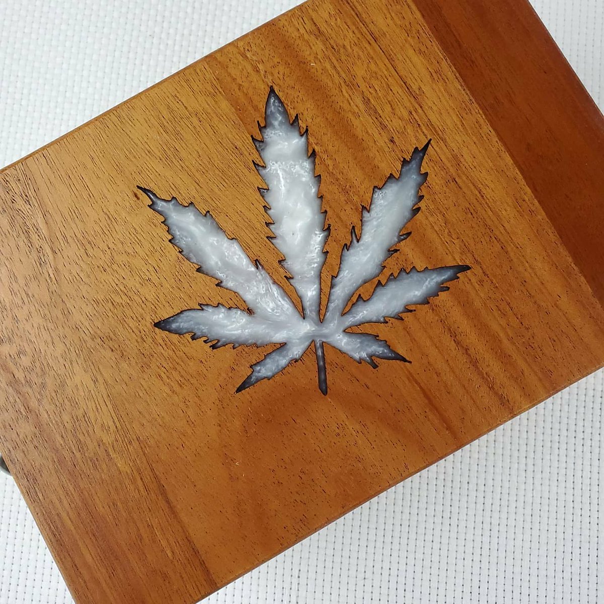 Oniixed's tweet image. Smoke leaf keeper

#woodshop #woodworking #woodworkersofinstagram #woodworker #woodart #woodworkingshop #cabinetmaker #carpenter #woodcraft #diy #maker #furnituremaker #craftsman #epoxyart #resinart #epoxy #resin  #mainewoodworker #mainelife #mainely