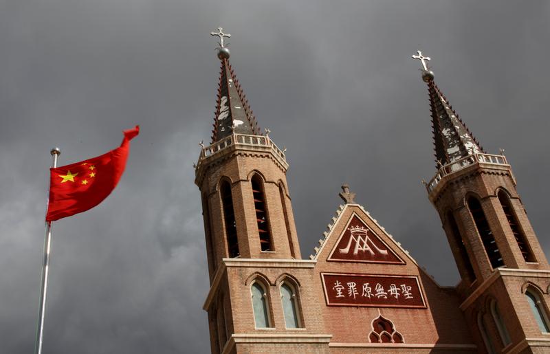 Vatican officials defend accord with China after Pompeo criticism reut.rs/2ZZhmTw